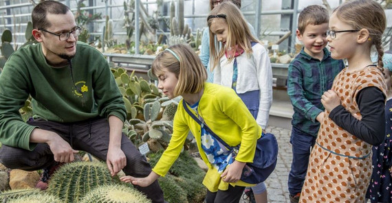 Gartenpädagoge Steffen Ramm mit einer Gruppe von Kindern im Kakteenhaus des Botanischen Gartens. | Foto: Kerstin Fende