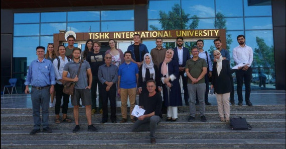 Die Potsdamer Exkursionsteilnehmenden und ihre Gastgeber vor der Tishk-Universität. Das Foto ist von Valentina Meyer-Oldenburg