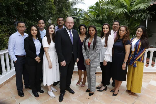 Gruppenbild des Teams um Winfried Weck (Mitte) im Auslandsbüro der KAS in Panama-Stadt.