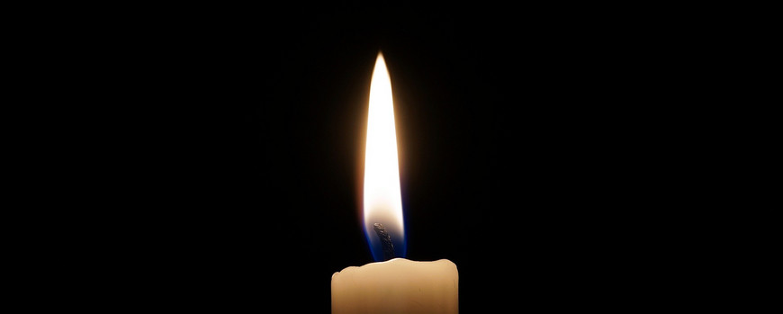 Foto einer Kerze in Dunkelheit