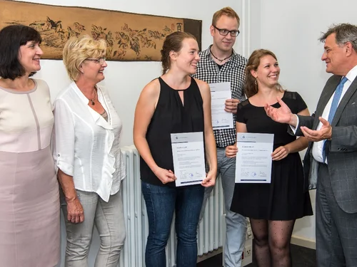 Prof. Dr. Florian J. Schweigert, Uni-Vizepräsident für Internationales, Alumni und Fundraising (r.) gratulierte herzlich zum erfolgreichen Zertifikatsabschluss.
