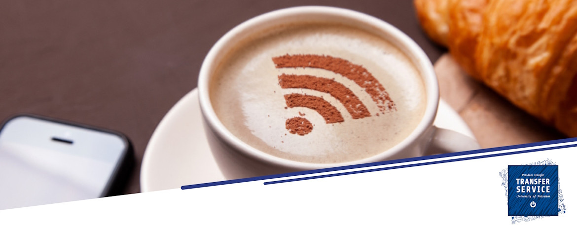 Im Hintergrund eine Tasse Kaffee und ein Croissant zur Ankündigung der Transferfrühstück-Veranstaltung am 10.10.2025 zum Thema „ZIM-Förderrichtlinie”. - 