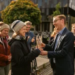 Kanzler Woithe übergibt den Siegerpokal