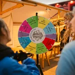 Ein Glücksrad an einem Marktstand