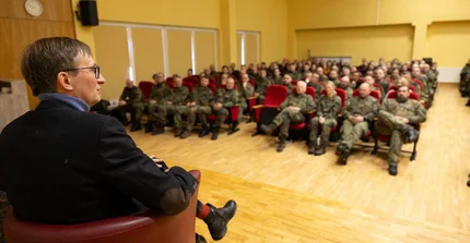 Prof. Neitzel vor litauischen Soldaten