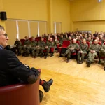 Prof. Neitzel vor litauischen Soldaten