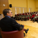 Prof. Neitzel vor litauischen Soldaten