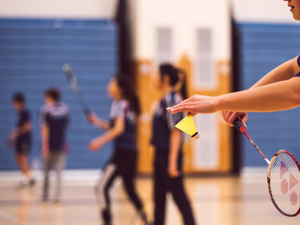 Kinder spielen Badminton