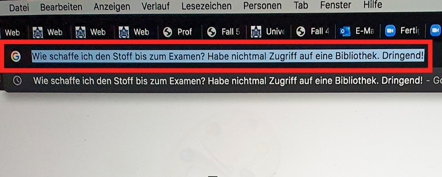 Der Bildschirm eines Laptops. Angezeigt wird dass die Internetverbindung nicht besteht. In der Suchzeile ist "Wie schaffe ich den Stoff bis zum Examen? Habe nicht mal Zugriff auf eine Bibliothek. dingend!"