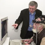 Wohin die Augen schauen: Psychologe Prof. Dr. Reinhold Kliegl untersucht in einem Experiment die Blickbewegungen eines Probanden.