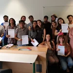 Auf zum erfolgreichen Studium: Einige der SVB-Absolventinnen und -Absolventen mit ihren Hochschulzugangsberechtigungzeugnis (Namen auf Zeugnissen unkenntlich gemacht)