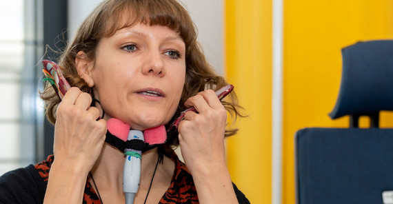 Dr. Aude Noiray explains the ultrasonic measuring device. | Photo: Tobias Hopfgarten