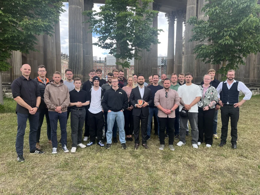 Timo Feilen (Mitte) und die Abordnung der Panzerlehrbrigade 9