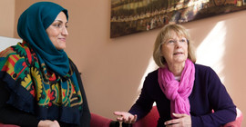 Die iranische Gastwissenschaftlerin Dr. Rana Raeisi und die Potsdamer Literaturwissenschaftlerin apl. Prof. Dr. Brunhilde Wehinger. Foto: Karla Fritze