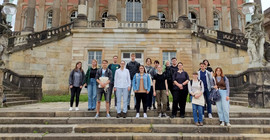 Die neuen Ausbildenden vor dem Süd-Commun auf dem Campus Am Neuen Palais.