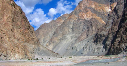 Granit (hell) Intrusionen in Gabbro-Diorit Sequenz (dunkel) des Ladakh Batholiths (Fluss Shyok, bei Turtuk, Ladakh, NW Indien
