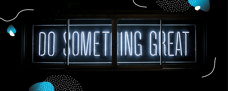 Ehrenamtliches Engagement Beleuchteter Neonschriftzug mit dem Titel: Do something great auf einem schwarzen Hintergrund