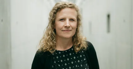 Frau Lütkecosmann von Potsdam Transfer vor einem hellen Hintergrund