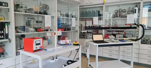 Ein modernes Labor, in welchem ein physikalisches Experiment durchgeführt wird.