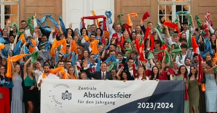 AbsolventInnenbild der Universität Potsdam 2024 vor dem Neuen Palais