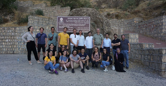 Das Bild zeigt die Gruppe am Fuße des Berges, in dem sich der Schrein von Raban Boya, ein muslimisch christliches Heiligtum, befindet. Das Foto ist von Valentina Meyer-Oldenburg