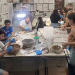 Teilnehmende der Summer School in der Werkstatt bei Freilegearbeiten.