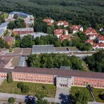Luftbild einer Drohne vom Campus Griebnitzsee mit mehreren Forschungsgebäuden und einem Studierendendorf