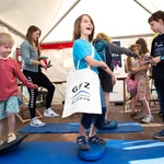 Kinder in einem Zelt auf Balancekissen