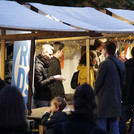 Besucher beim WarmUP! in der Schiffbauergasse auf dem Markt der Möglichkeiten.