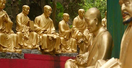 Eine Ansammlung an Buddhas im Tempel der 10.000 Buddhas