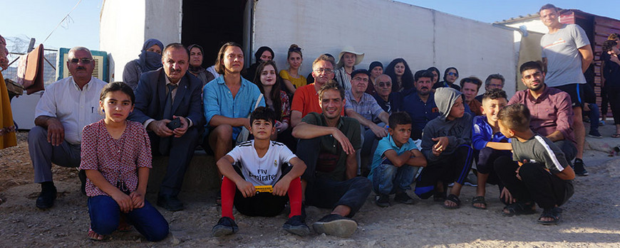 Die Gruppe der Potsdamer Forschenden und Studierenden im Geflüchteten-Camp Qadir. | Foto: Valentina Meyer-Oldenburg