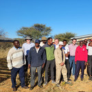 Gruppenfoto des NamTip-Workshops auf einem Farmgelände