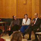 Auf dem Bild sieht man die Teilnehmer diskutieren. Prof. Dr. Sonnentag hat das Mikrofon in der Hand.