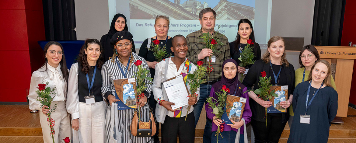 Zwölf Absolventinnen und Absolventen des Refugee Teachers Program der Universität Potsdam erhielten am vergangenen Freitag ihre Abschlusszertifikate. - 