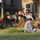 Studierende auf Wiese