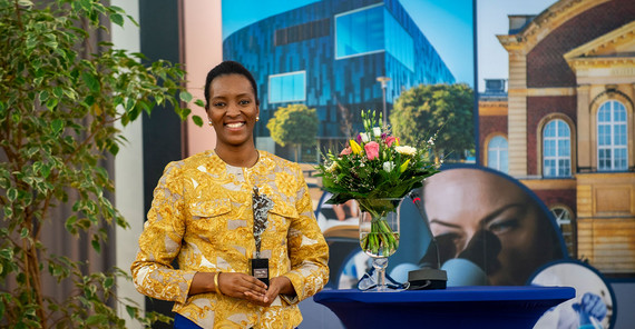 Porträt von Frau Dr. Elisabeth Kanzeza