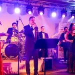 Großer Auftritt: Unipräsident Oliver Günther singt mit der Gala Band Berlin. Foto: C. Freytag | rotschwarzdesign