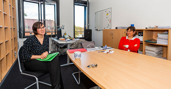 Annika Koch (left) and Prof. Maja Apelt (right) in interview