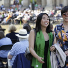 Das Bild zeigt die Absolventin der WiSo-Fakultät mit ihrer Mutter.