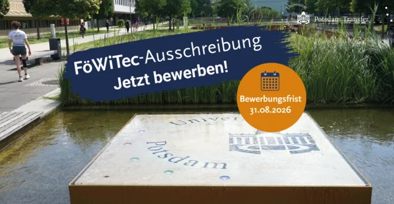 Im Hintergrund ist der Campus der Universität Potsdam mit einem Wasserspiel zu sehen, auf dem das Uni-Logo abgebildet ist.