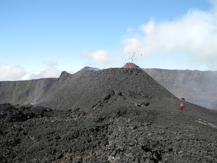 Geophysiker untersuchen die Aktivität und die ausgeworfene Lava eines neuen Krater des Piton de la Fournaise, La Reunion, im September 2018 aus nächster Nähe. Seismometer zeichen zeitgleich die Erdbeben und Tremor auf, die den Ausbruch begleiten.