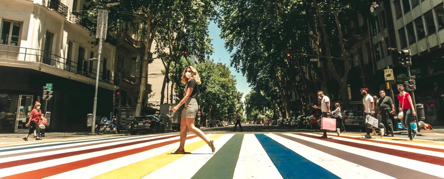 Argentinien: Frau geht über bunten Zebrastreifen