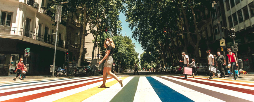 Argentinien: Frau geht über bunten Zebrastreifen