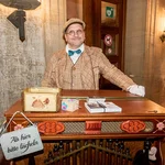 Leierkastenmann heißt die Gäste willkommen. Foto: rotschwarzdesign
