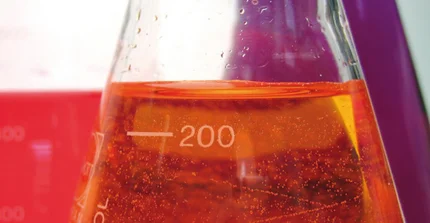 Großaufnahme eines Glaskolben mit roter Flüssigkeit