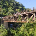 Von einer alten Brücke über den Baghirati aus führt die Gruppe eine Messung der Fließgeschwindigkeit durch.