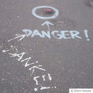 6- Schriftlicher Dialog auf der Straße mit Hinweis "Danger" (Gefahr) an Fahrradfahrer abzusteigen in Berlin, Mitte. Antwort: „Danke!“ (Deutsch) .
