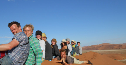 Die Forschungsgruppe in den Sand gesetzt! (v.v.n.h.: Michael Buning, Dominik Baumgartner, Ruth Nielen, Tore Süßenguth, Malte Steinbrink, Berenike Schauwinhold, Mehtap Akpinar