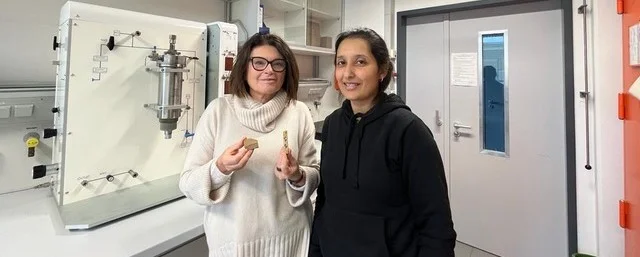 Prof. Dr. Maria Mutti and Abir Jemai at work in the lab.