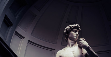 Auf dem Bild ist Hälfte der Skulptur "David" von Michelangelo zu sehen